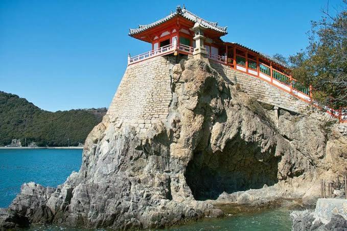 城跡石垣上の絶景古民家宿 鞆城茶屋庵 Tomo Bagian luar foto